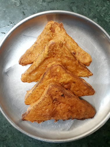 Spicy battered bread pakoda from Mumbai