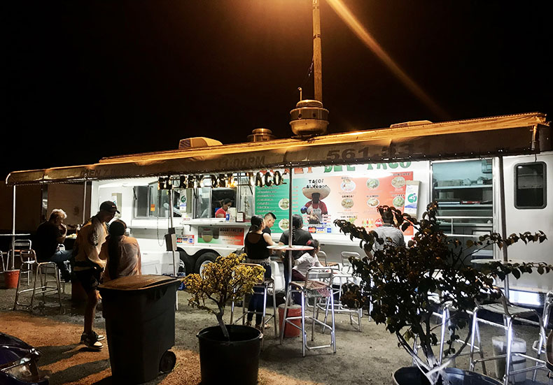 Exterior shot of El Rey Del Taco food truck in Lake Worth, Florida